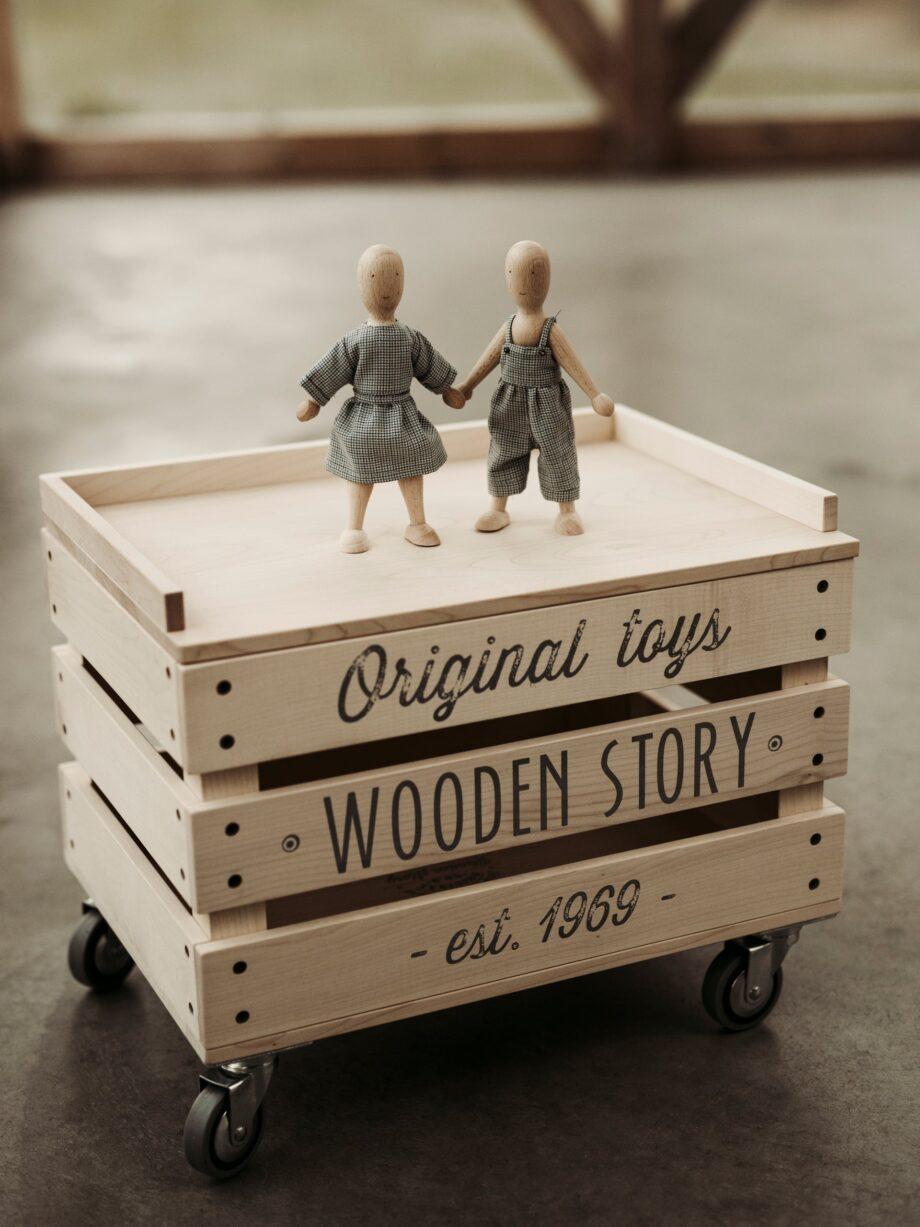 Wooden Story pähklipuust nukk kleidis – liigutatavate jäsemetega mängukaaslane