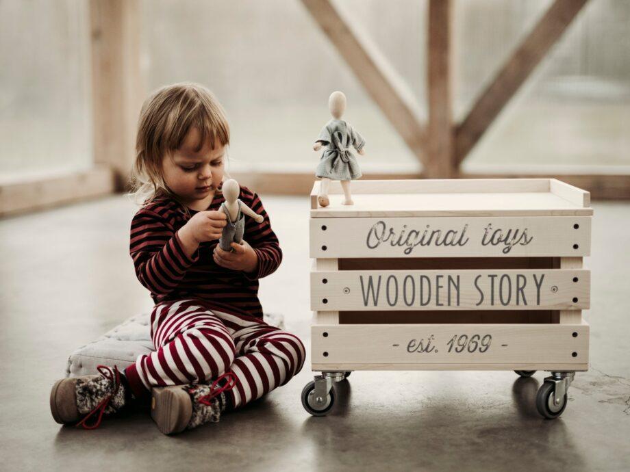 Wooden Story Pöögipuust nukk kleidiga