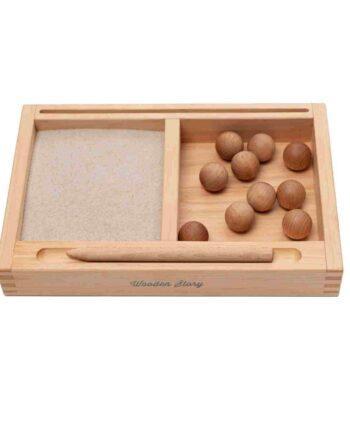Wooden Story väike Montessori liivalaud vaheseina ja kaartidehoidjaga