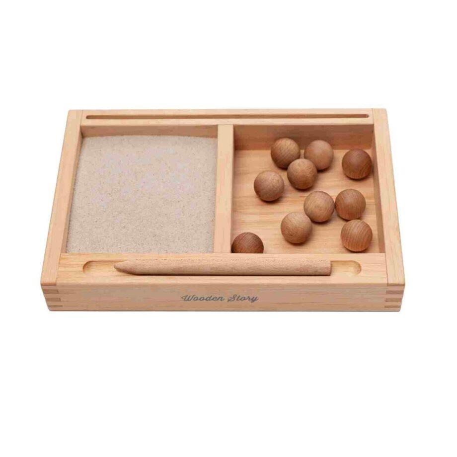 Wooden Story väike Montessori liivalaud vaheseina ja kaartidehoidjaga