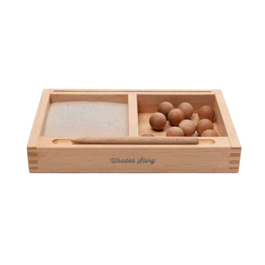 Wooden Story väike Montessori liivalaud vaheseina ja kaartidehoidjaga