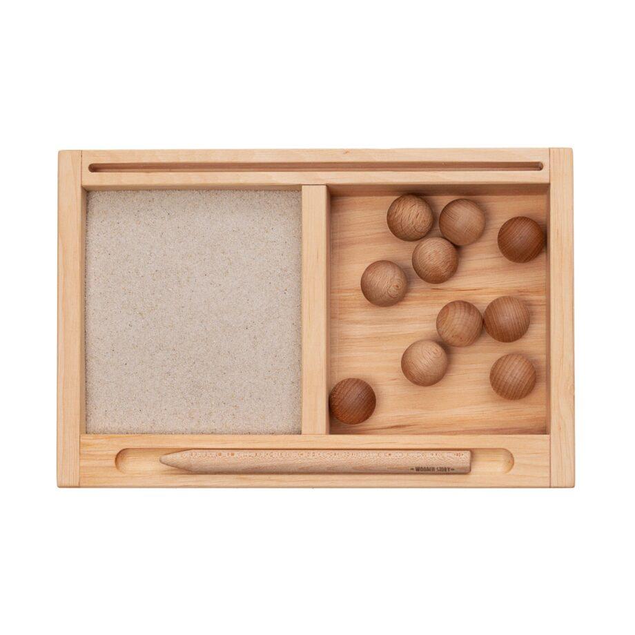 Wooden Story väike Montessori liivalaud vaheseina ja kaartidehoidjaga